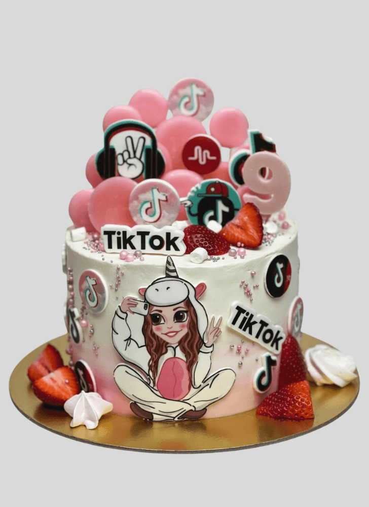 Admirable Tiktok Cake Design