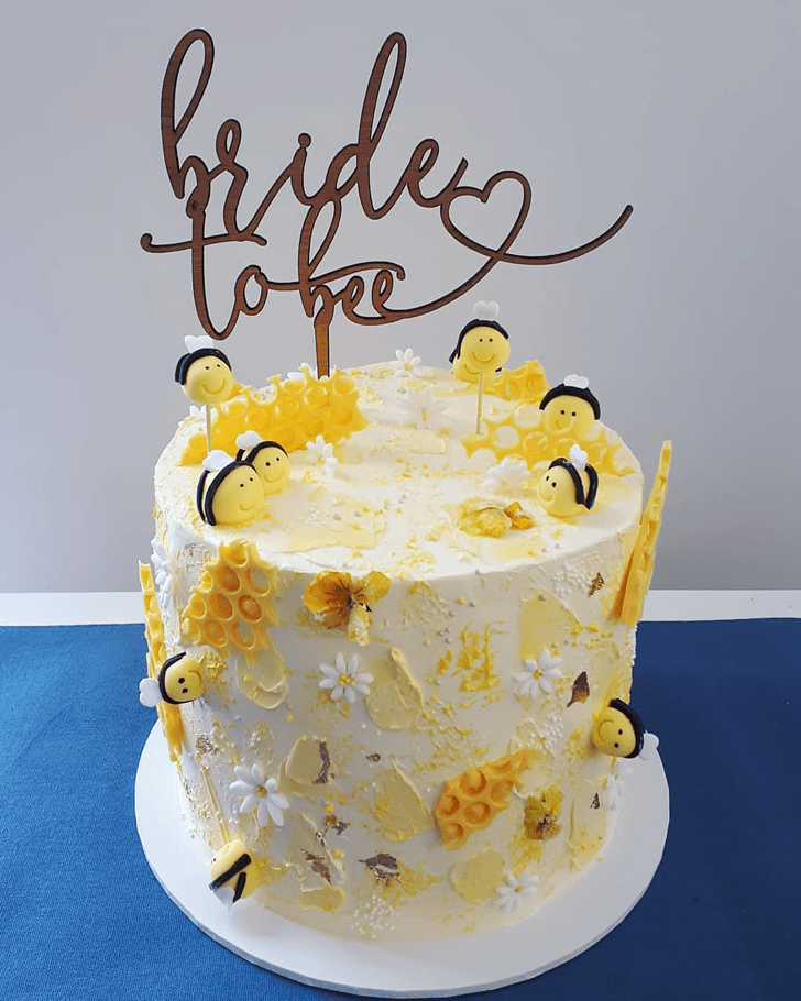Exquisite Bee Cake