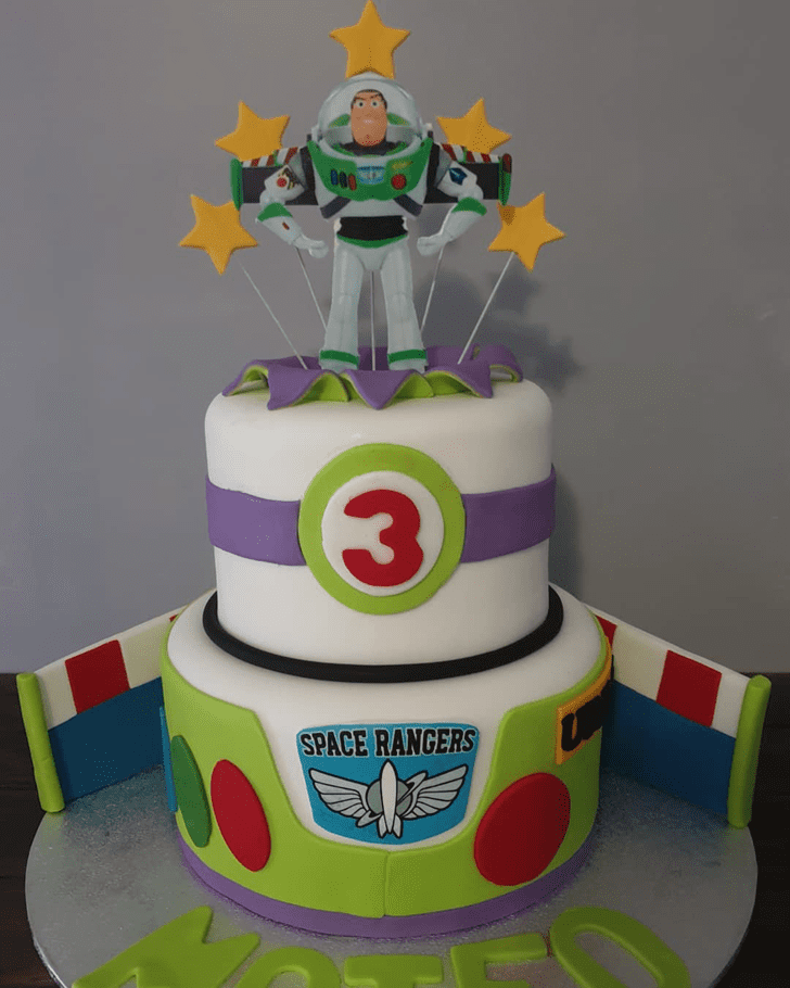 Pretty Buzz Lightyear Cake