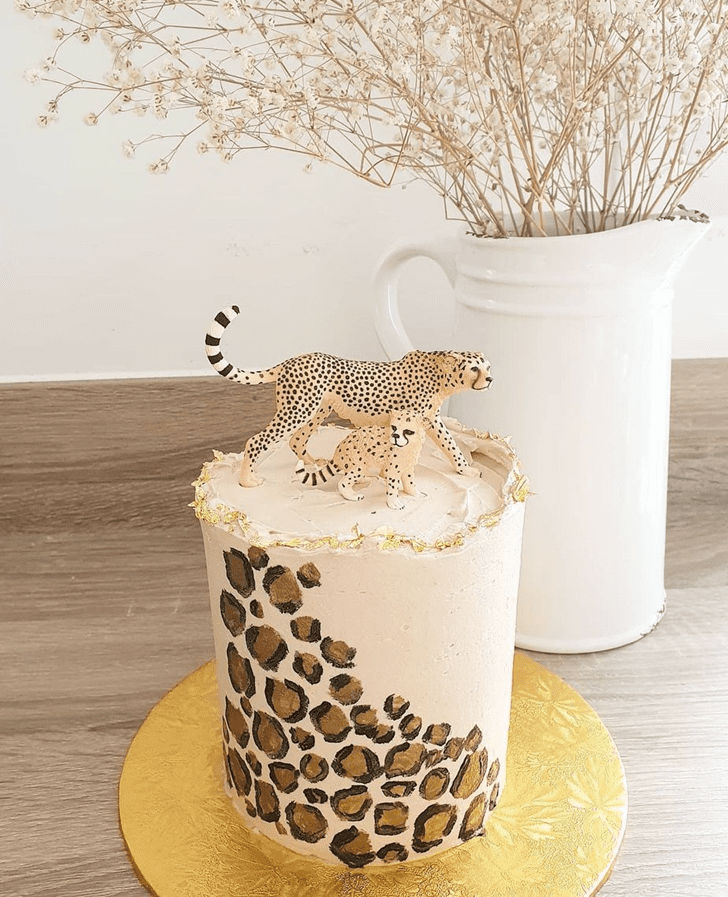 Inviting Cheetah Cake