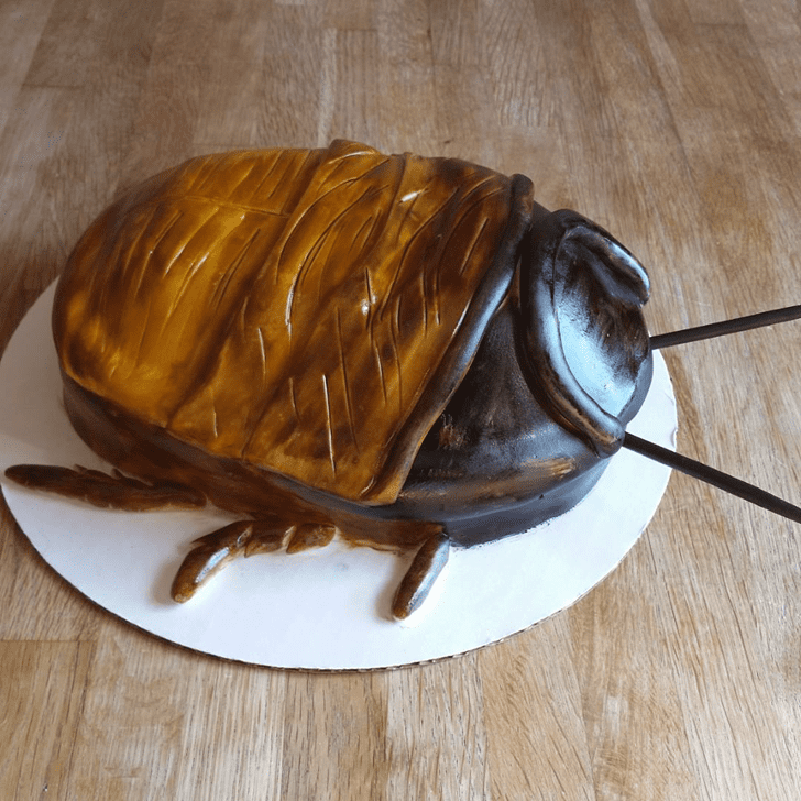 These Fondant-made Lizard & Cockroach Cakes Are Disgustingly Realistic