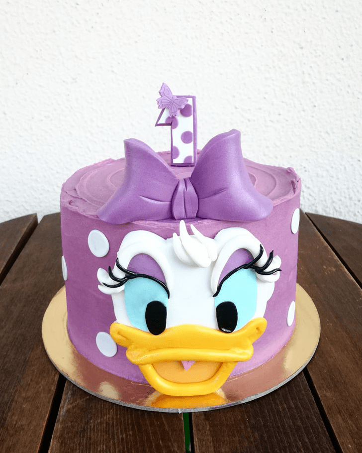 Comely Daisy Duck Cake