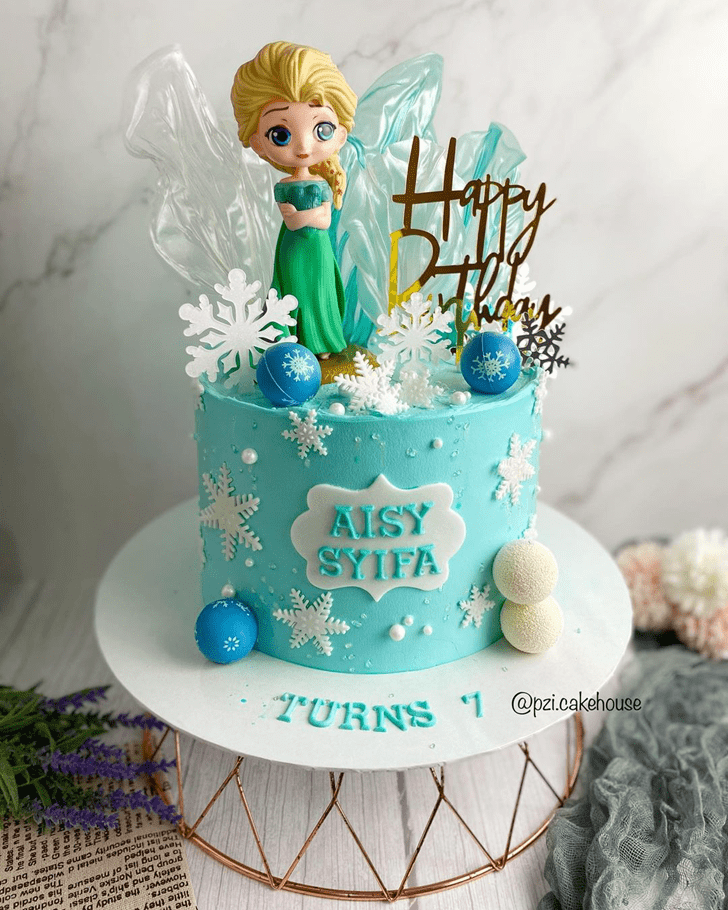 Inviting Disneys Elsa Cake