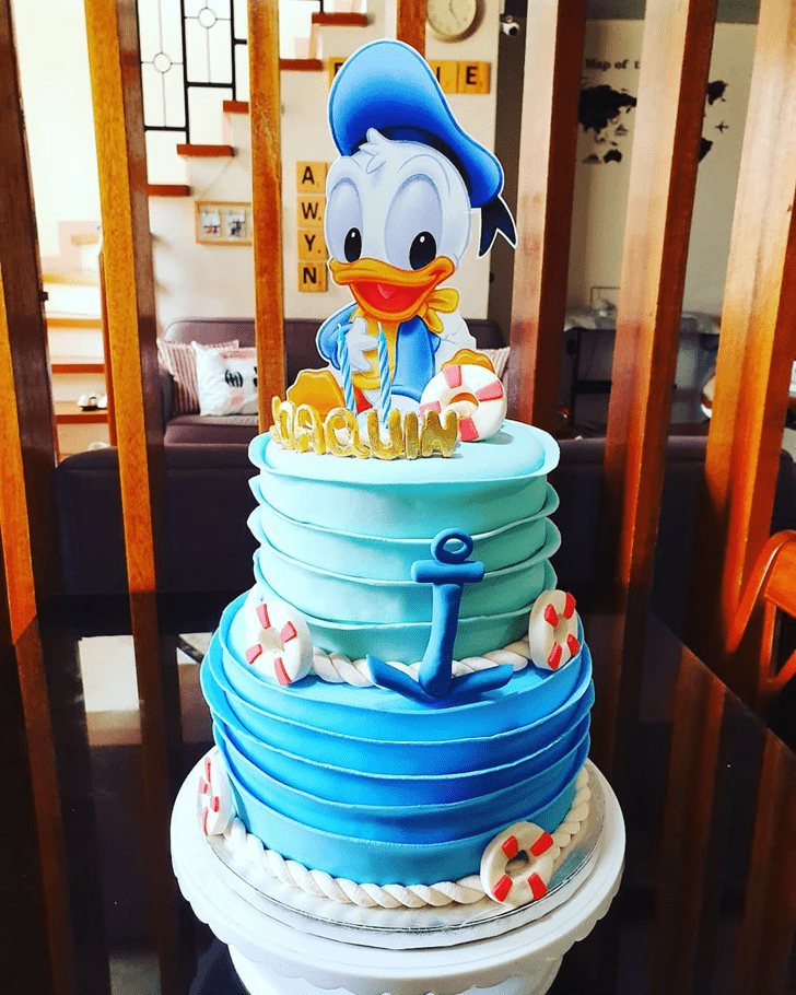Alluring Donald Duck Cake