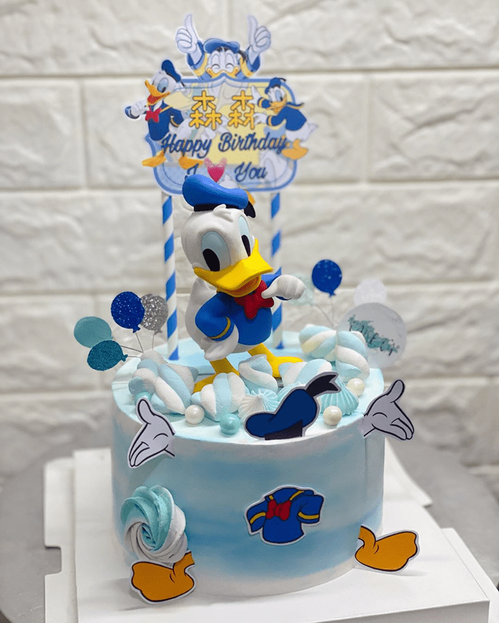 Captivating Donald Duck Cake