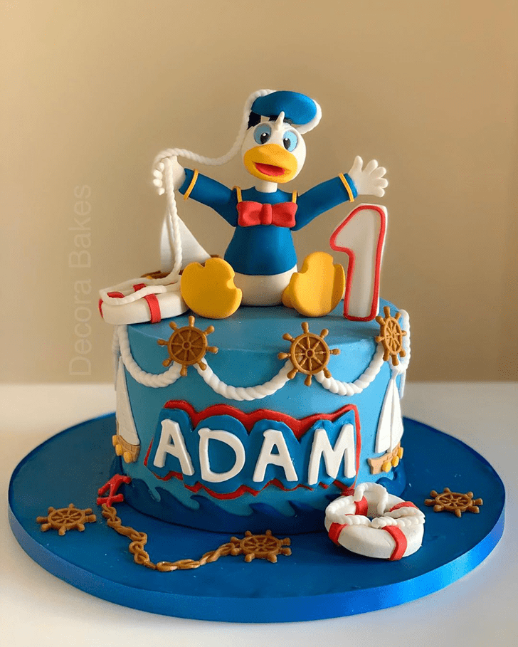Enthralling Donald Duck Cake