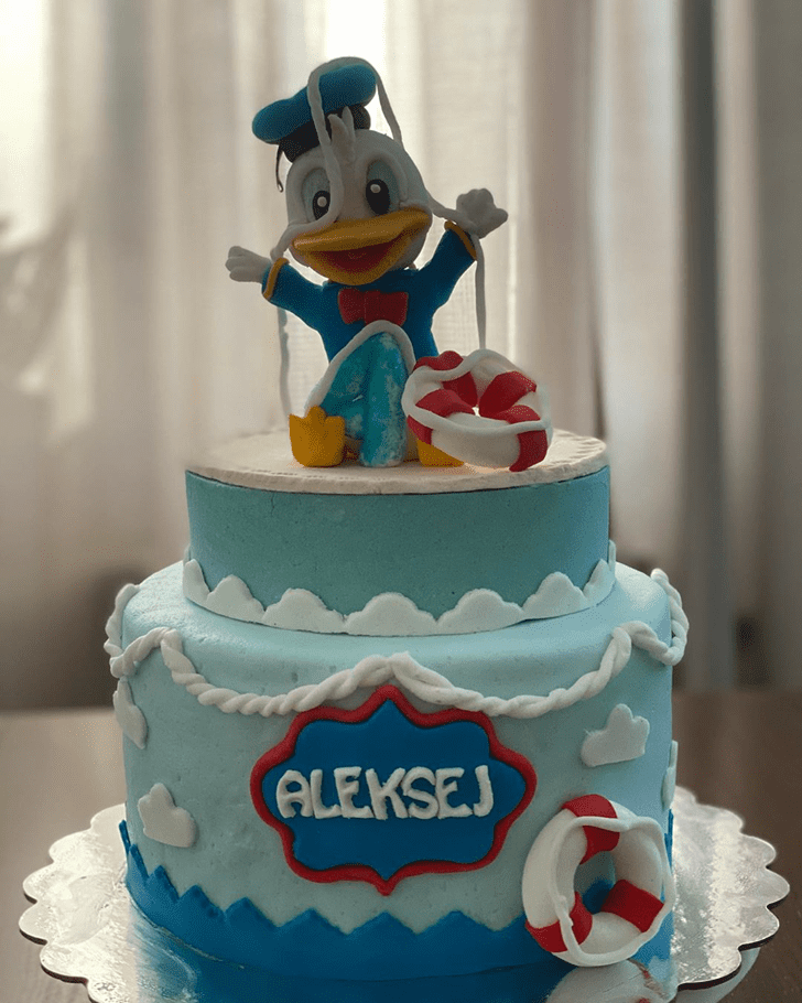 Fascinating Donald Duck Cake