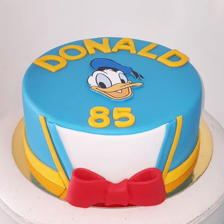 Fetching Donald Duck Cake