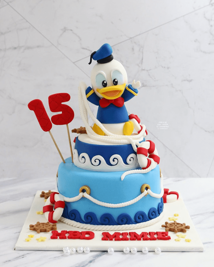 Mesmeric Donald Duck Cake