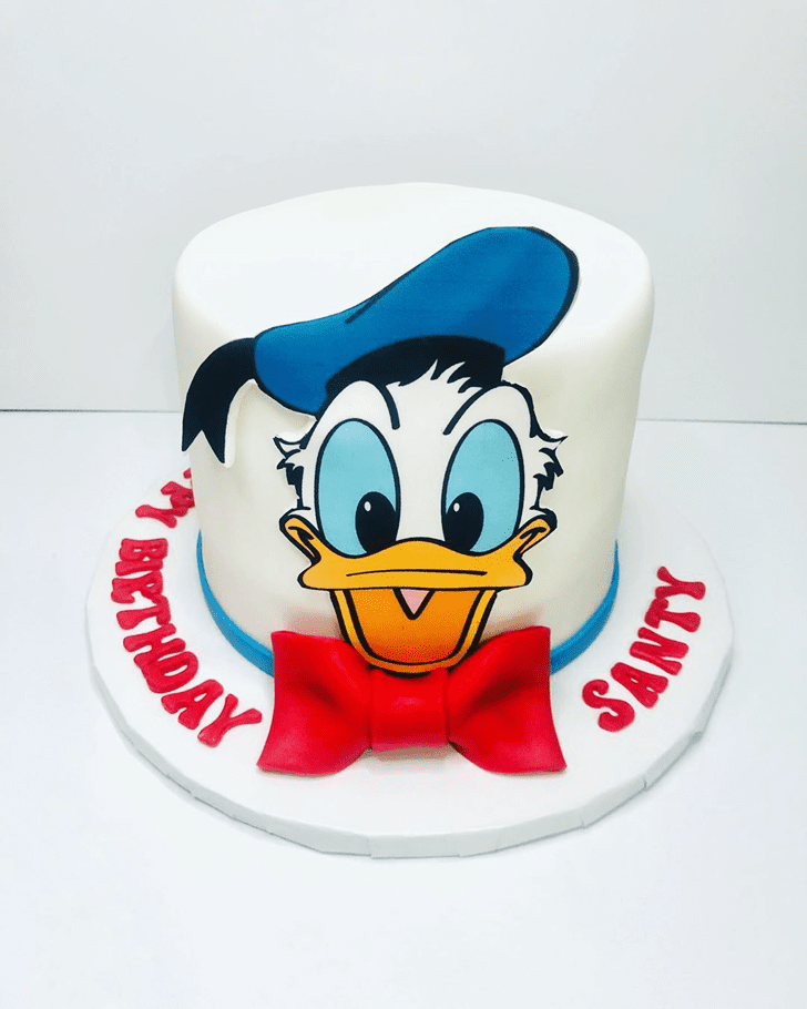 Pleasing Donald Duck Cake