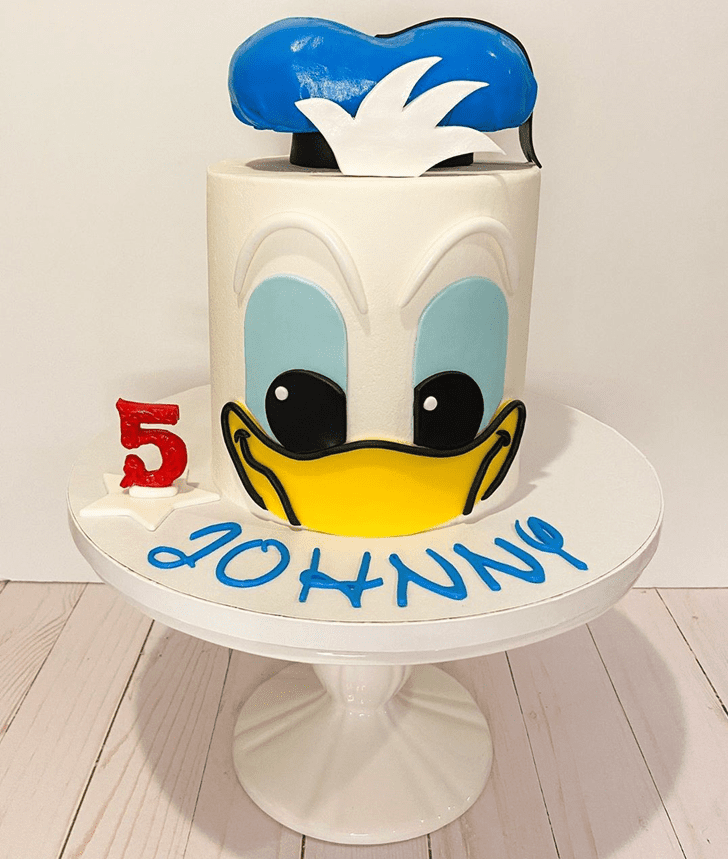 Pretty Donald Duck Cake