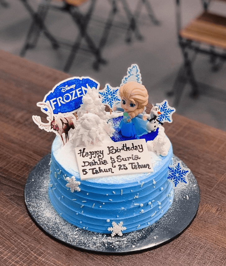 Inviting Disneys Frozen Cake