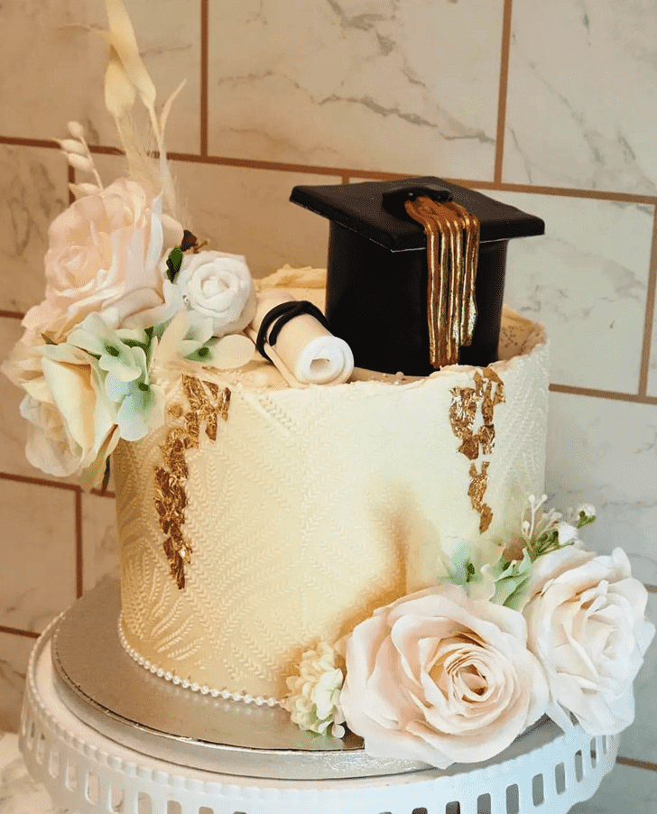 Beauteous Graduation Cake