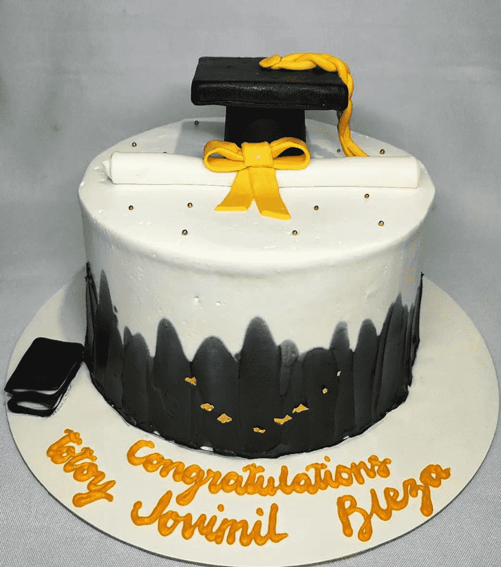Inviting Graduation Cake
