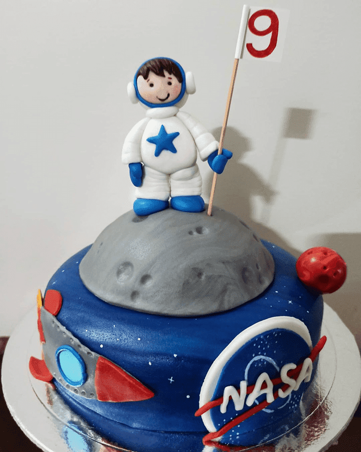 Admirable Mars Cake Design