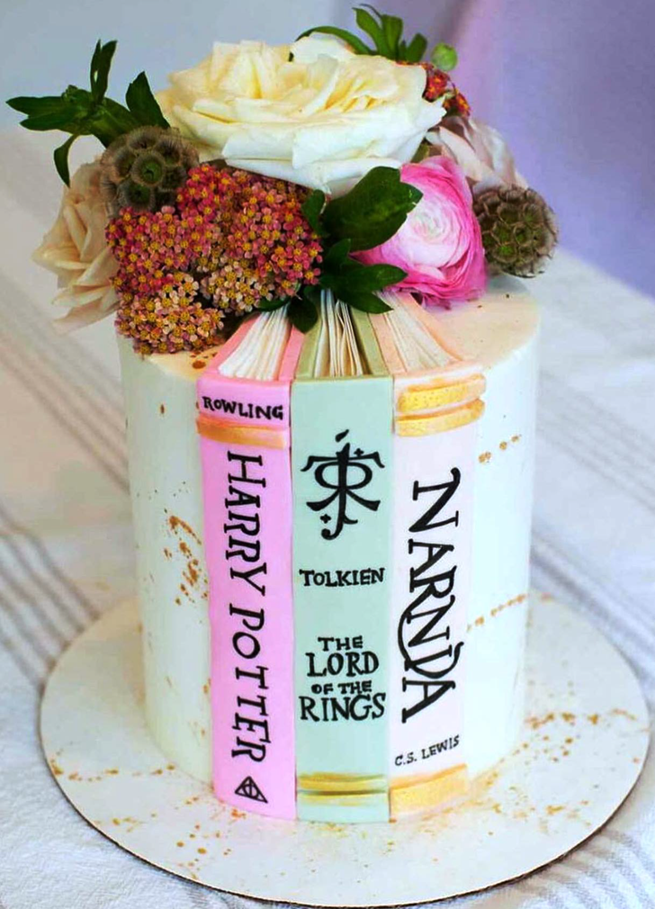 Comely Narnia Cake