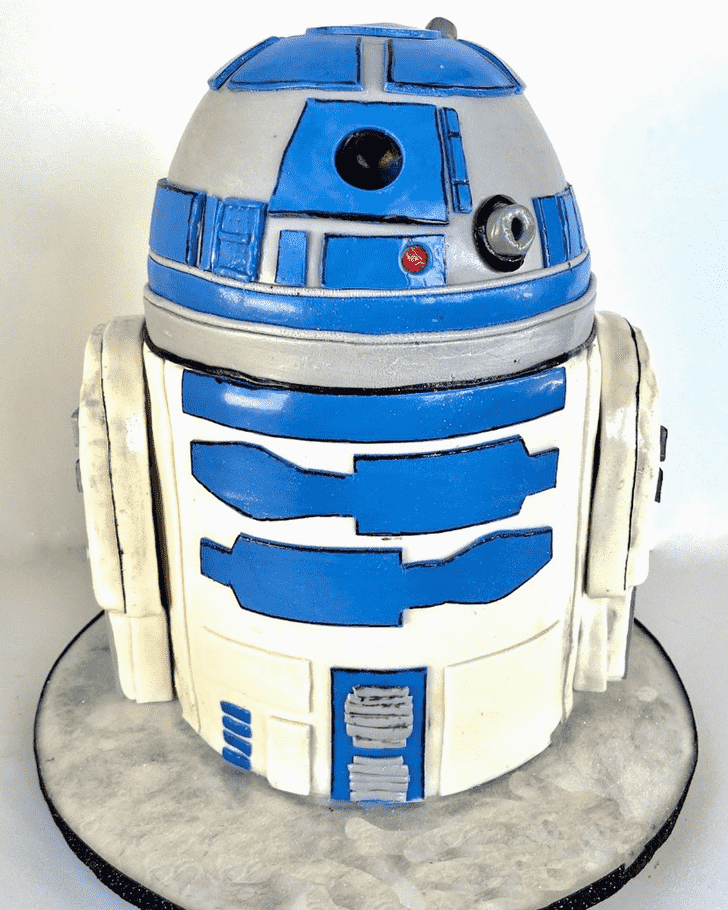 Divine R2-D2 Cake