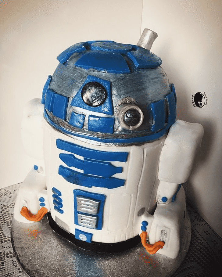 Exquisite R2-D2 Cake