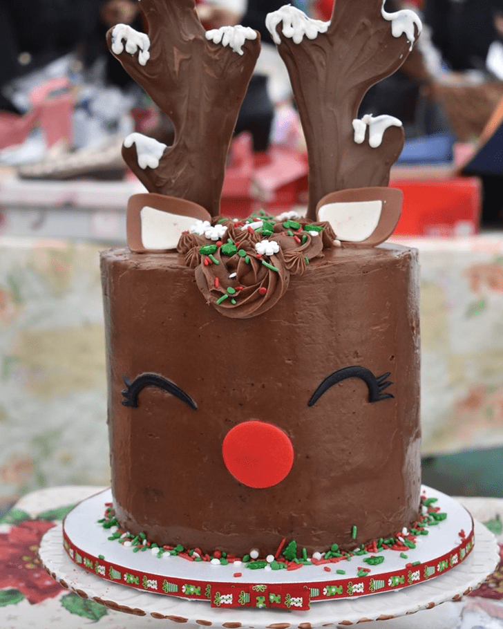 Splendid Reindeer Cake