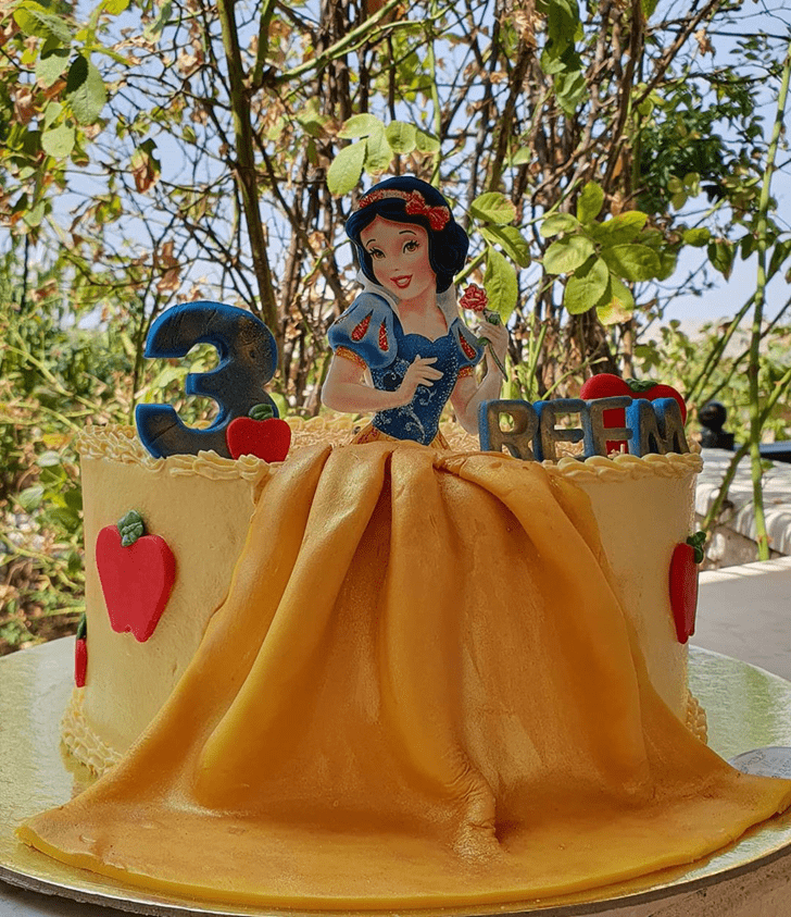 Alluring Snow White Cake