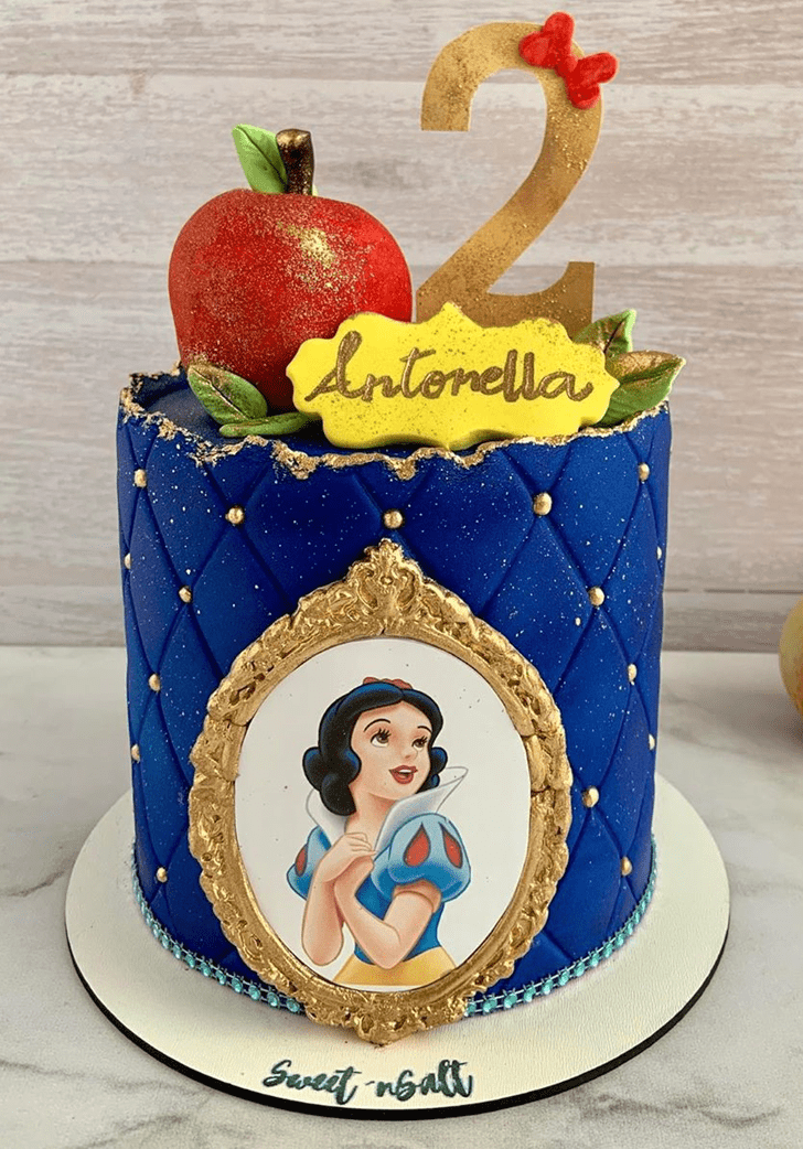 Cute Snow White Cake