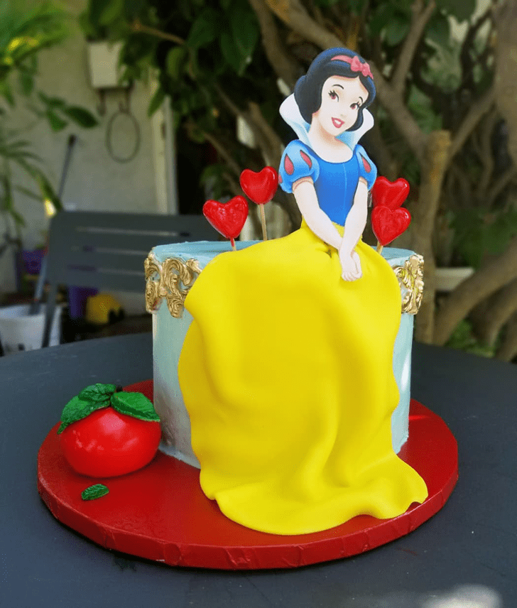 Grand Snow White Cake
