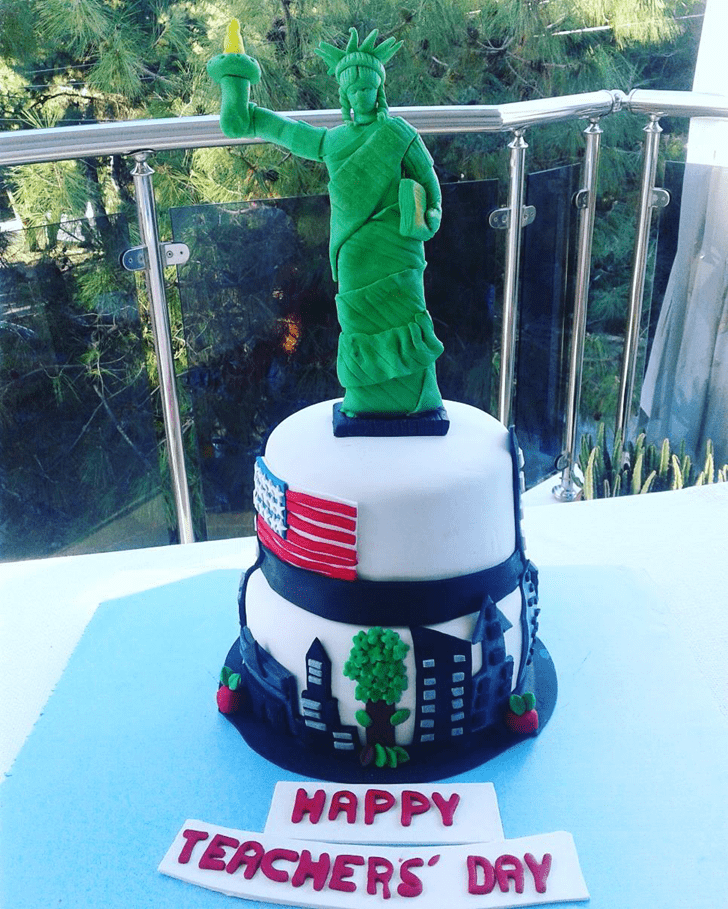 Cute Statue of Liberty Cake