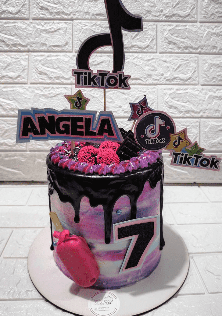 Admirable Tiktok Cake Design