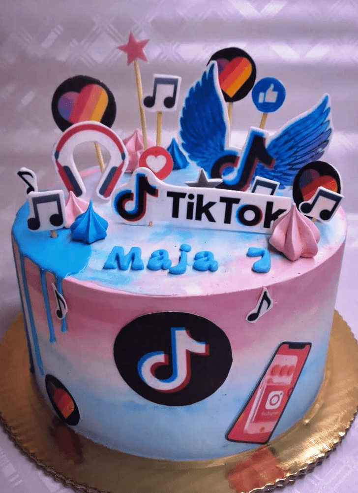 Fetching Tiktok Cake