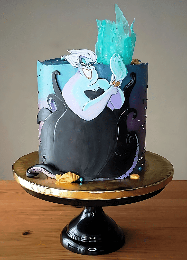 Charming Ursula Cake