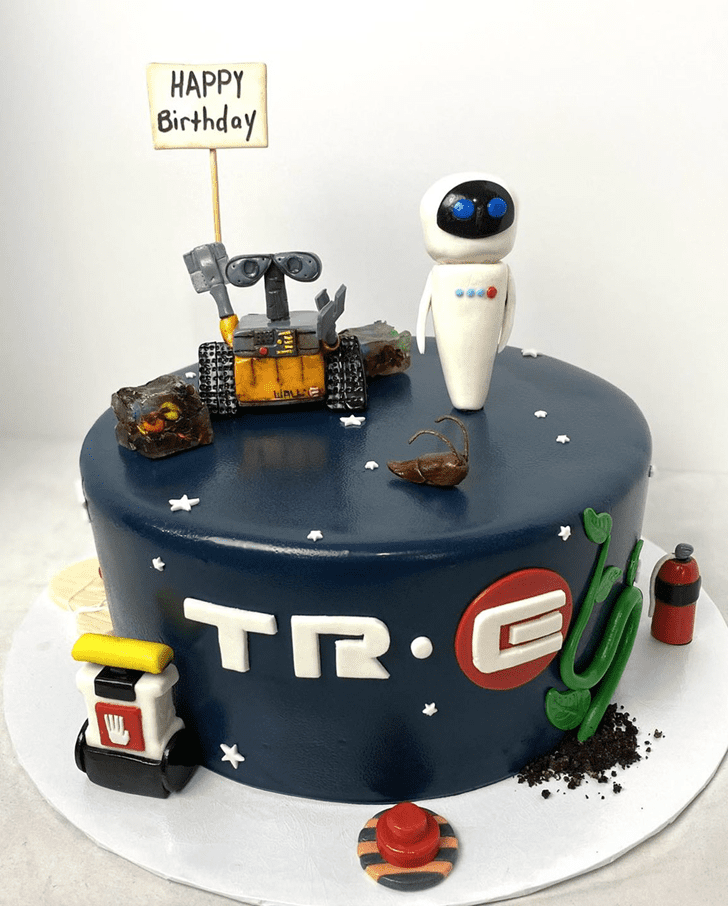 Captivating Wall-E Cake