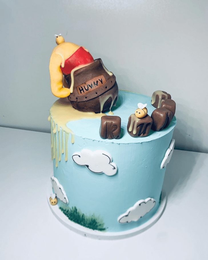 Comely Winnie the Pooh Cake