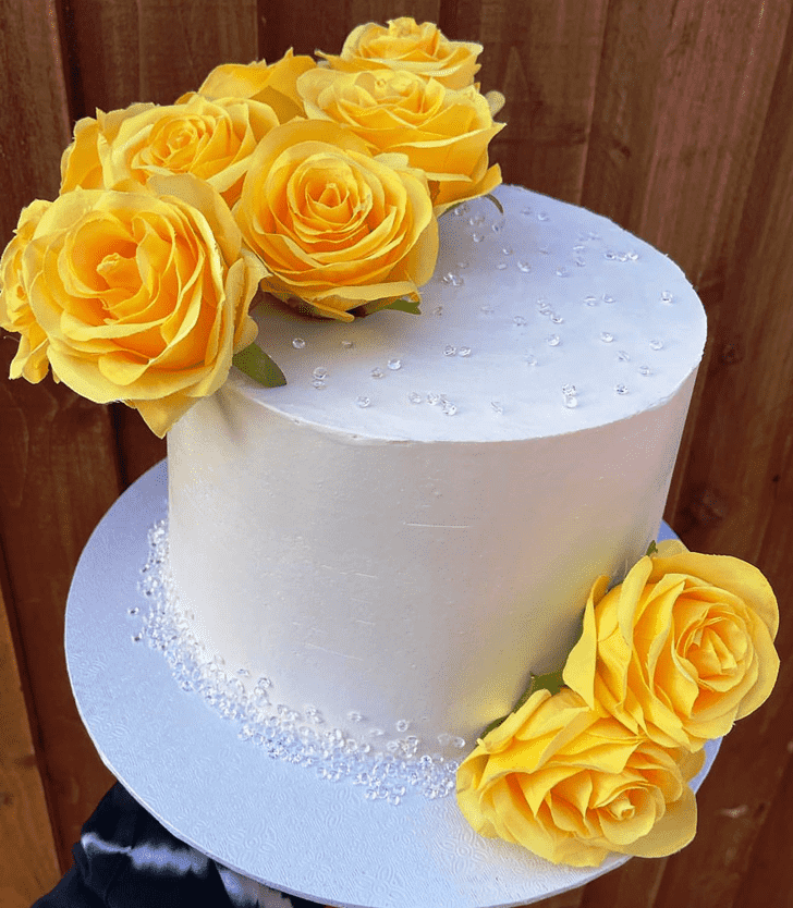 Comely Yellow Rose Cake