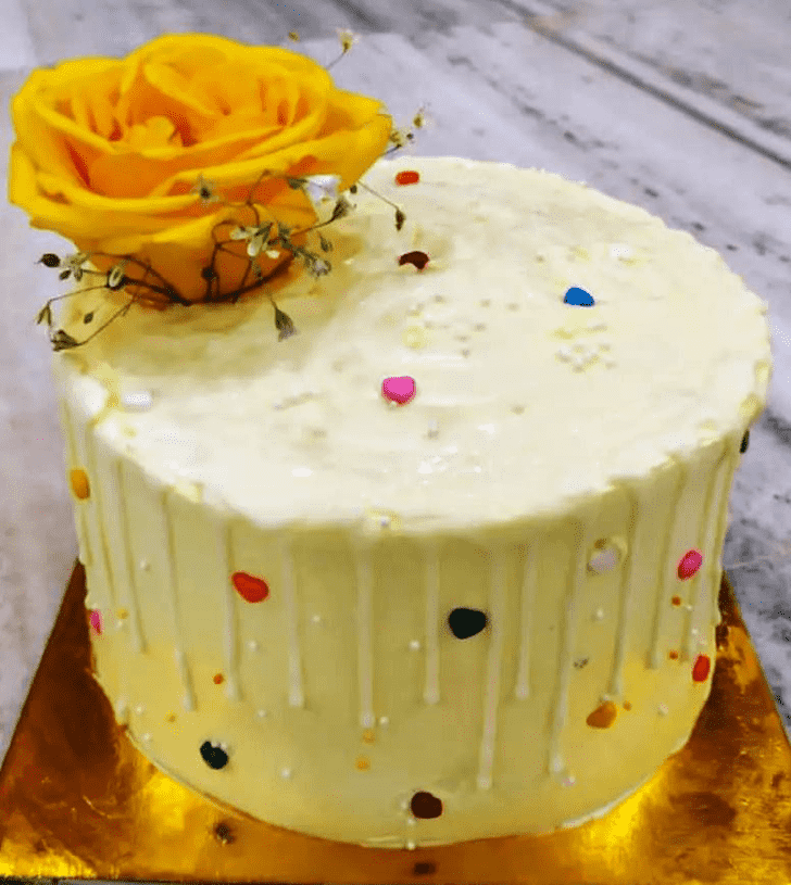 Good Looking Yellow Rose Cake