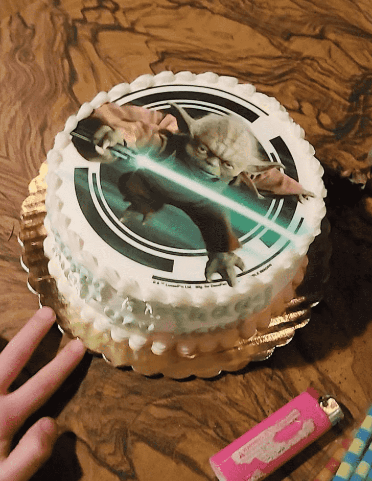 Admirable Yoda Cake Design